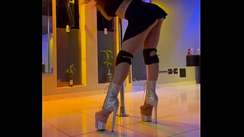 Minha puta ensaiando dança no estúdio