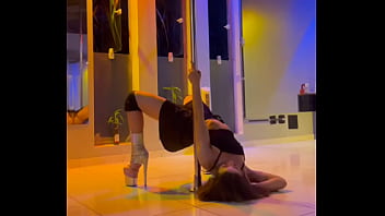 Minha puta ensaiando dança no estúdio