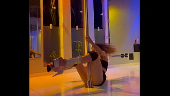 Minha puta ensaiando dança no estúdio