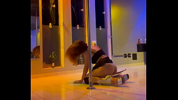 Minha puta ensaiando dança no estúdio