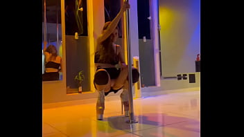 Minha puta ensaiando dança no estúdio