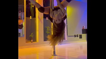 Minha puta ensaiando dança no estúdio