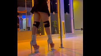 Minha puta ensaiando dança no estúdio