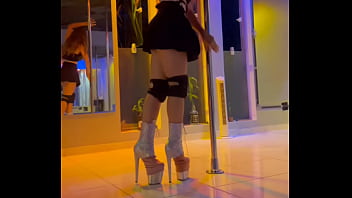 Minha puta ensaiando dança no estúdio