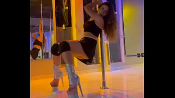 Minha puta ensaiando dança no estúdio