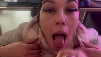 Coquette and brad pov je le suce et il éjacule dans ma bouche