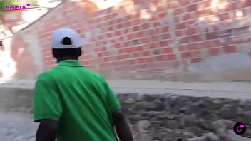 Preguntando en el caserío