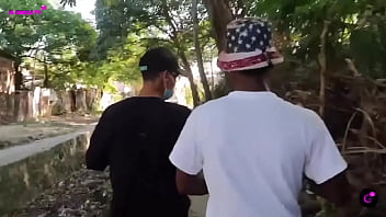 Preguntando en el caserío