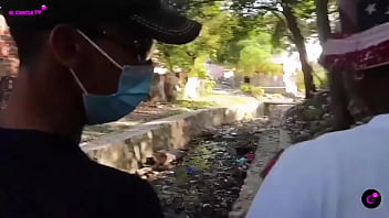 Preguntando en el caserío