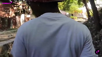 Preguntando en el caserío