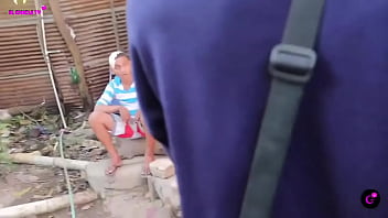 Preguntando en el caserío