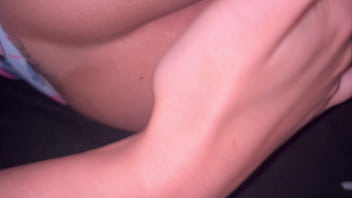 Metendo o ferro na novinha de ladinho até encher ela de porra