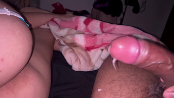 Metendo o ferro na novinha de ladinho até encher ela de porra