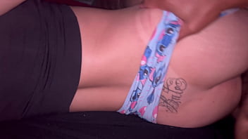 Metendo o ferro na novinha de ladinho até encher ela de porra