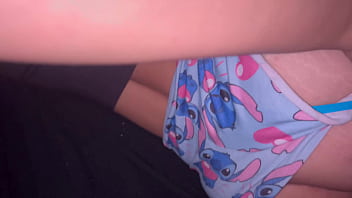 Metendo o ferro na novinha de ladinho até encher ela de porra