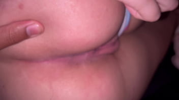 Metendo o ferro na novinha de ladinho até encher ela de porra