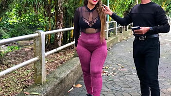 Preguntas calientes en la calle morena de gran culo folla por dinero