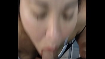 Me quedé solo con mi hijastra y le enseñé a mamar mi verga profundo y delicioso