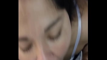 Me quedé solo con mi hijastra y le enseñé a mamar mi verga profundo y delicioso