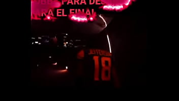 La cama se rompe mientras pasan cosas