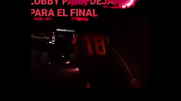 La cama se rompe mientras pasan cosas