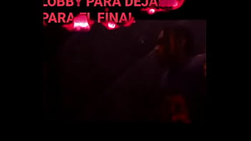 La cama se rompe mientras pasan cosas