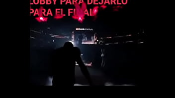 La cama se rompe mientras pasan cosas