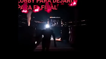 La cama se rompe mientras pasan cosas