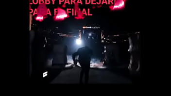 La cama se rompe mientras pasan cosas