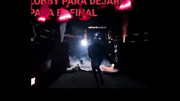 La cama se rompe mientras pasan cosas