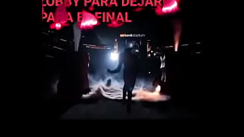 La cama se rompe mientras pasan cosas