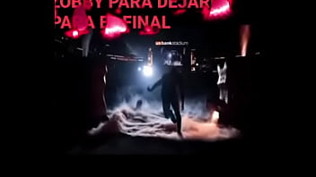 La cama se rompe mientras pasan cosas