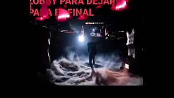 La cama se rompe mientras pasan cosas