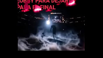 La cama se rompe mientras pasan cosas