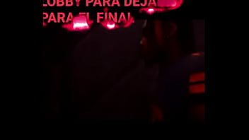 La cama se rompe mientras pasan cosas