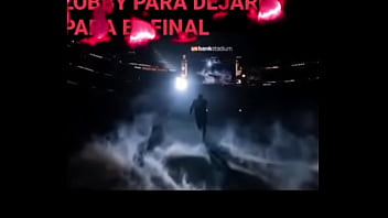 La cama se rompe mientras pasan cosas