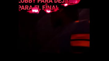 La cama se rompe mientras pasan cosas