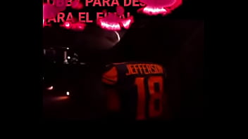 La cama se rompe mientras pasan cosas