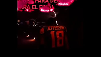 La cama se rompe mientras pasan cosas