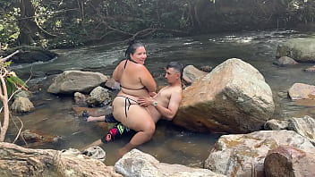 Sexo de riesgo en el rio increible follada