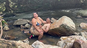 Sexo de riesgo en el rio increible follada