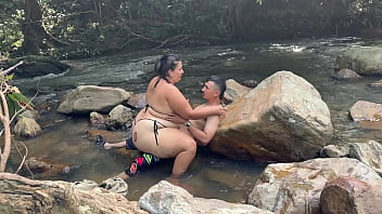 Sexo de riesgo en el rio increible follada