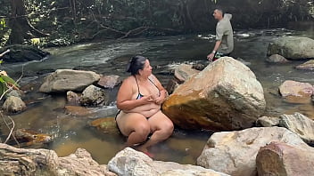 Sexo de riesgo en el rio increible follada
