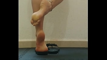 Domy me modela sus pies