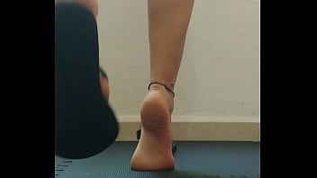 Domy me modela sus pies