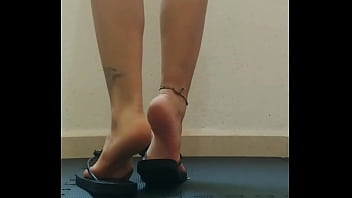 Domy me modela sus pies