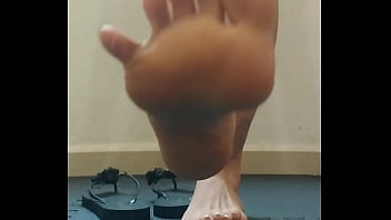 Domy me modela sus pies