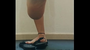 Domy me modela sus pies