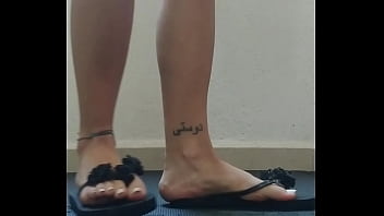 Domy me modela sus pies