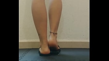 Domy me modela sus pies